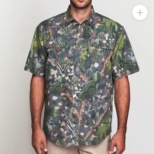 Cordia Hemingway Camo Shirt Size Medium Hunting Short Sleeves Button Front NWT